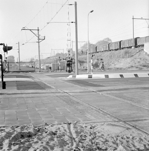 859312 Gezicht op het nieuwe, verhoogde tracé tussen Utrecht C.S. en de DEMKA-brug bij de Cartesiusweg / St. Josephlaan ...